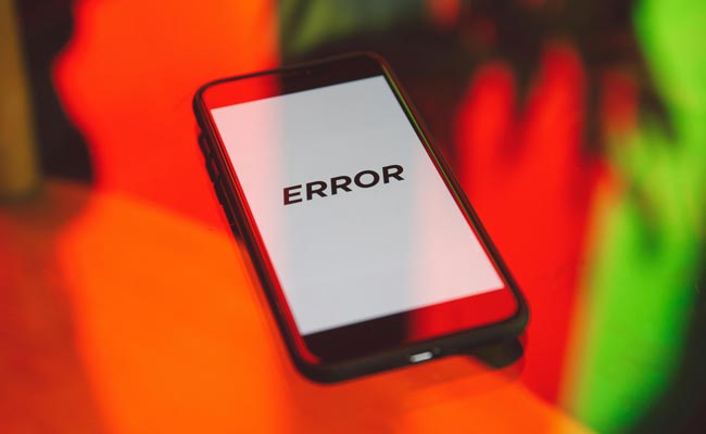 Error 404: Smartphone vor rotem Hintergrund zeigt Error. Bild: Pexels/Polina Zimmerman (https://www.pexels.com/de-de/foto/schwarzes-smartphone-auf-dem-tisch-3747132/)