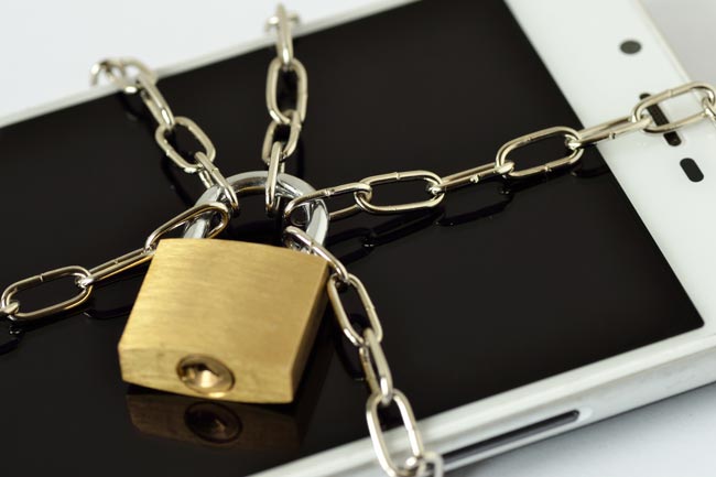 Handy-Einstellungen – Android-Einstellungen – iPhone-Einstellungen. Bild: stock.adobe.com/ https://stock.adobe.com/de/images/close-up-of-smartphone-locked-with-chain-and-padlock-concept-of-mobile-security-and-data-privacy/255774218?asset_id=255774218