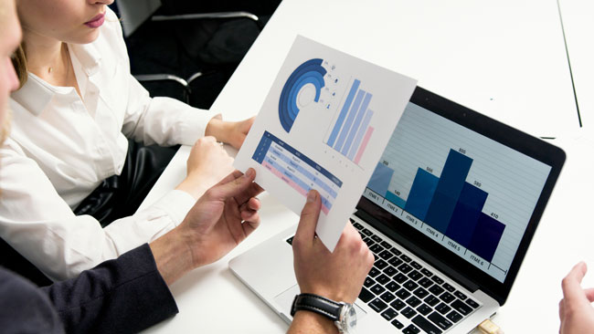 Finanzanalysten | Vertrauliche Daten. Bild: Pexels/Artem Podrez