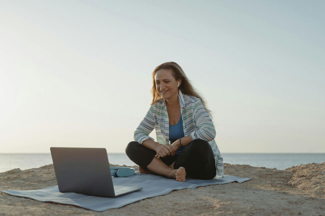 Digitale Nomaden | Digitales Nomadentum. Bild: Pexels/Tima Miroshnichenko https://www.pexels.com/de-de/foto/person-frau-blauer-himmel-lacheln-5929005/