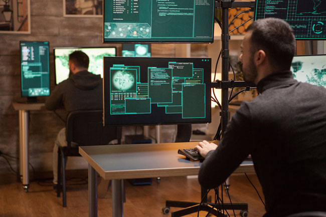 ESET Threat Report | H1/2025 | Cyberkrimnalität. Bild: stock.adobe.com/DC Studio https://stock.adobe.com/de/images/back-view-of-dangerous-team-of-hackers/321644774