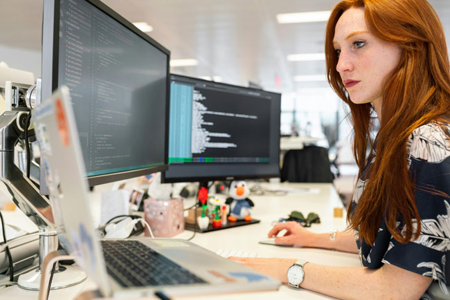 Frau arbeitet an zwei Bildschirmen. Bild: Pexels/ThisIsEngineering