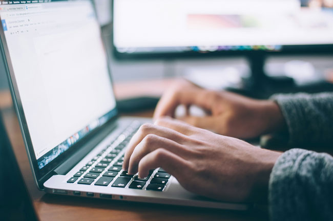 Google-Forms-Umfrage | Phishing | Hände über der Laptop-Tastatur. Bild: Unsplash/Glenn Carstens-Peters https://unsplash.com/de/fotos/person-die-das-macbook-pro-verwendet-npxXWgQ33ZQ