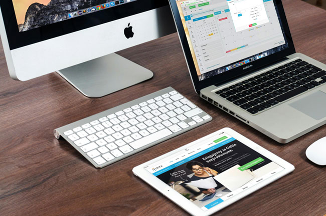Windows oder macOS von Apple? Bild: Pexels/Pixabay https://www.pexels.com/de-de/foto/imac-neben-macbook-on-table-eingeschaltet-39284/