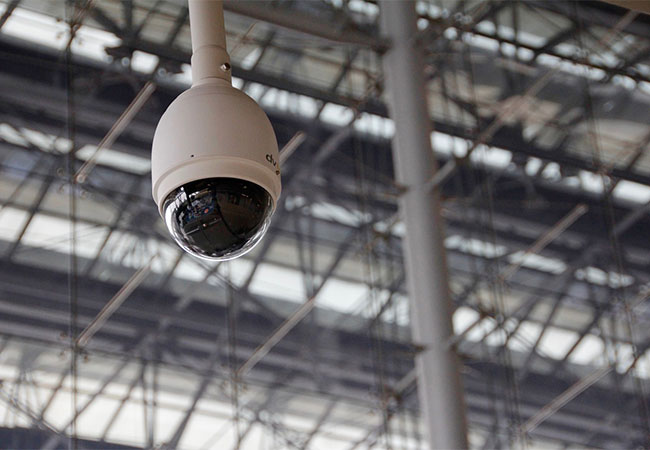 Das Bild zeigt eine Überwachungskamera, die an der Decke eines Gebäudes angebracht ist. Bild: Pixabay/3D_Maennchen