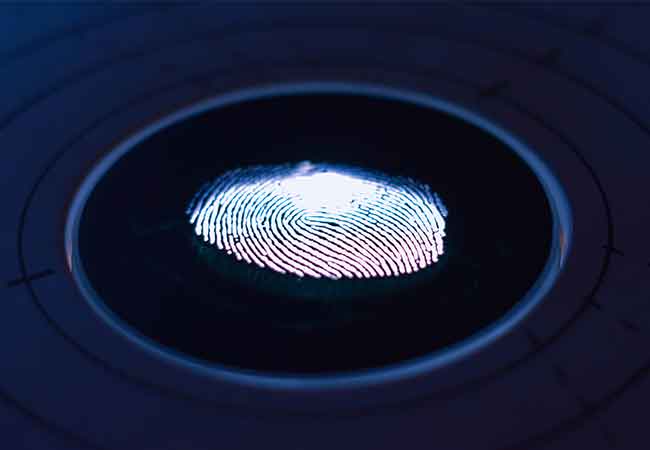 Das Bild zeigt einen Fingerabdruck. Der allein reicht nicht aus, um die digitale Identität zu beweisen. Bild: Unsplash/George Prentzas