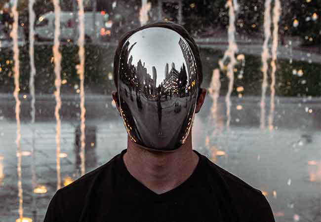 Das Bild zeigt einen Mann, der mit einer Maske seine Identität verheimlicht. Hat er sich Zugriff zu einer anderen digitalen Identität verschafft? Bild: Unsplash/Alex Iby