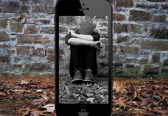 Kinder-Selfies: am Boden sitzendes Kind mit gesenktem Kopf und verschränkten Armen wird vom Handy eingefangen. Bild: Pixabay