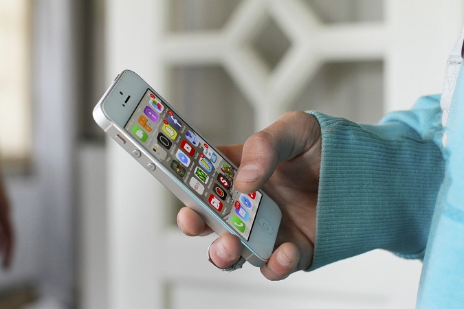 Eine Hand hält ein Handy fest, zu sehen sind Apps auf dem Bildschirm. Ob das Handy einen Handy-Virus hat? Foto: Pixabay