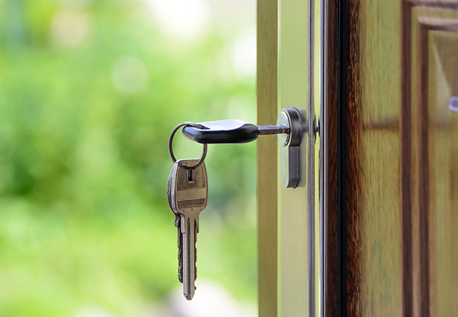 Lizenzschlüssel auslesen: Geöffnete Tür mit Schlüssel im Schloss. Bild: Pexels/PhotoMIX Company