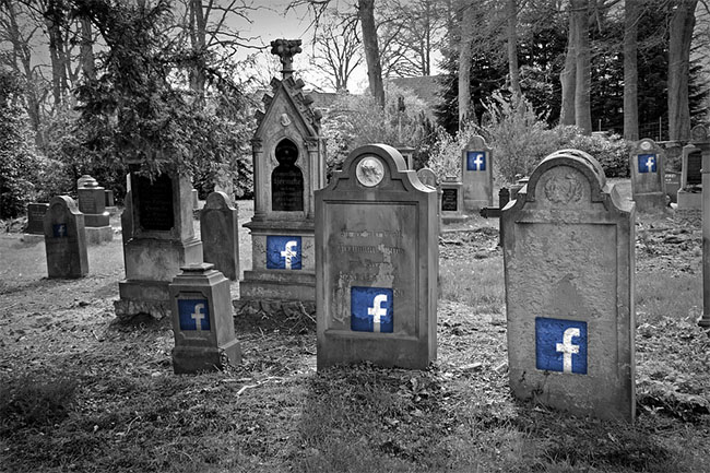 Zu sehen ist ein Schwarz-Weiß-Bild eines Friedhofs. Auf den Grabsteinen befindet sich das blau-weiße Facebook-Logo. Bild: pixaybay/ Montage: PC-SPEZIALIST
