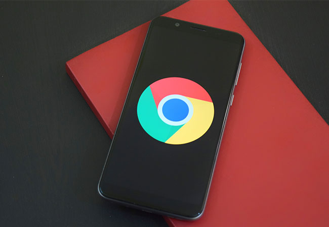 Das Bild zeigt ein Smartphone mit dem Google-Chrome-Logo. Doch es muss nicht immer Google sein. Alternative Browser punkten vor allem im Hinblick auf die Privatsphäre der Nutzer. Bild: Pexels/Deepanker Verma