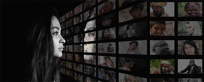Eine Frau sieht in ein Spiegelbild aus verschiedensten Bildschirmen mit Gesichtern anderer Menschen. Hinter anderen Bildschirmen sitzen auch nur Menschen; das Bild verdeutlicht die Netiquette im Netz. Bild: Pixabay/Gerd Altmann