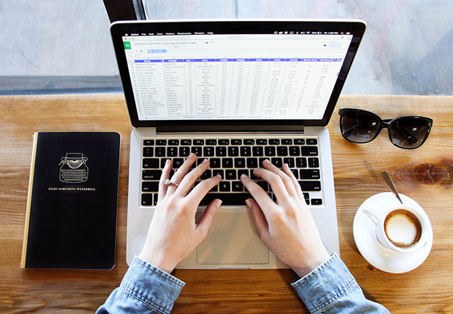 Draufsicht auf aufgeklappten Laptop mit Händen. Arbeit an Tabellen mit Excel-Datum. Bild: Pixabay