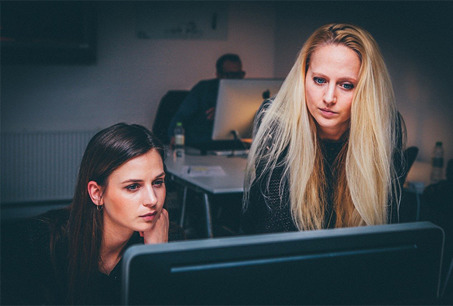 Zwei Frauen sehen mit einem kritischen Blick auf einen Computer-Bildschirm. Genau so einen kritischen Blick sollten Sie bei höflichen Umgangsformen und persönlichen Daten im Netz haben, um die Netiquette zu berücksichtigen! Bild: Pixabay/Free Photos
