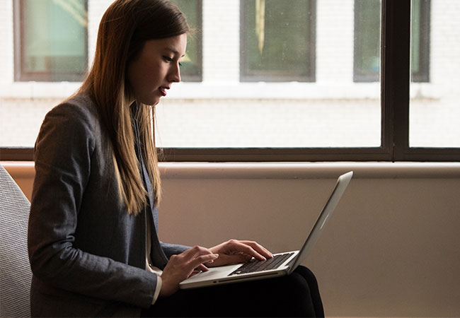 Das Bild zeigt eine Frau, die einen Webbrowser nutzt. Ob Sie wie viele auf Chrome setzt oder auf alternative Browser zurückgreift? Bild: Pexels/Christina Morillo