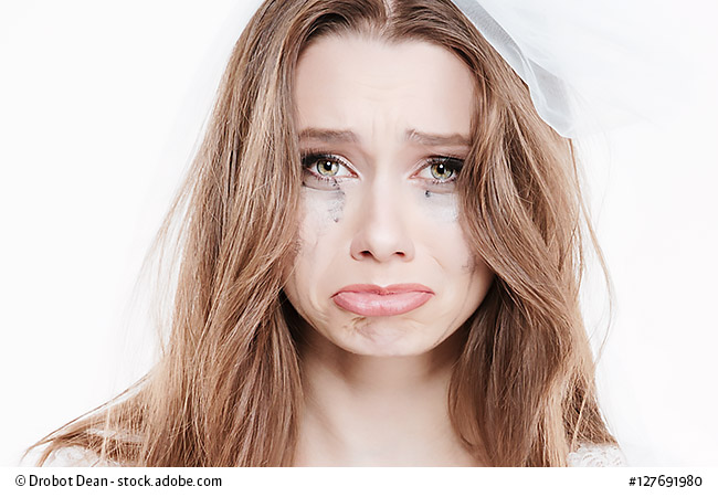 Das Bild zeigt eine weinende Braut, die entsetzt in die Kamera schaut. Bild: Adobe Stock, Drobot Dean