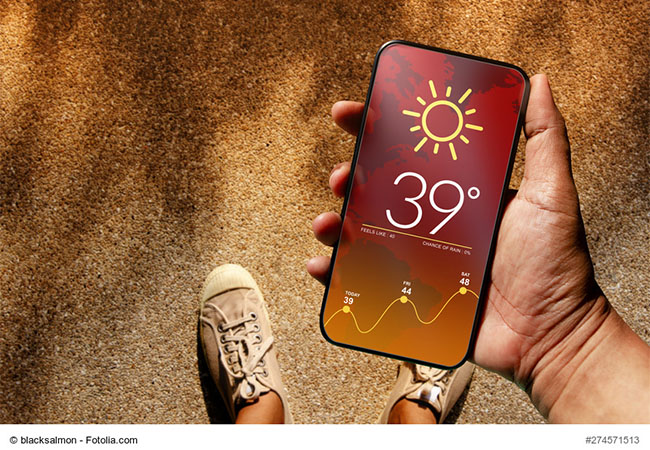 Das Bild zeigt ein Smartphone im Sonnenschein, dass die aktuelle Temperatur anzeigt. Wird das Handy heiß, leidet die Technik. Foto: Fotolia / ©blacksalom