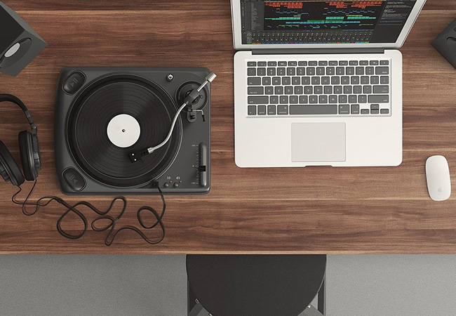 Audio aufnehmen vom analogen Plattenspieler auf Laptop. Bild: Pixabay