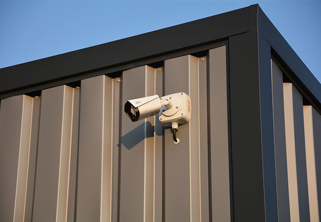 Das Bild zeigt eine Videokamera, die an einem Gebäude montiert ist. Bei der Installation Videoüberwachung gibt es einiges zu bedenken. Bild: Pixabay/fmunzert