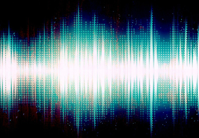 Audio aufnehmen: Helle Tonwellen auf schwarzem Hintergrund. Bild: Pixabay