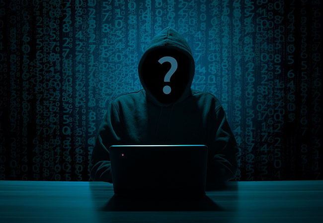 Was ist das Darknet? Unbekannte Person, mit einem Fragezeichen im Gesicht, sitzt vor einem Laptop. Bild: Pixabay