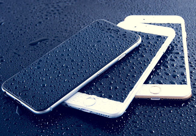 Drei nassgeregnete Smartphones mit guten IP-Klassen, sodass sie keinen Schaden nehmen. Bild: Pixabay